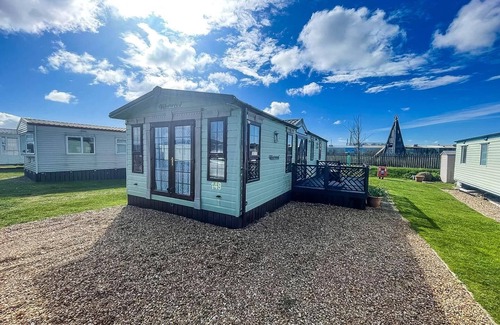 Lowestoft House | Great 4 berth caravan for hire in Suffolk at North Denes, ref 40149ND