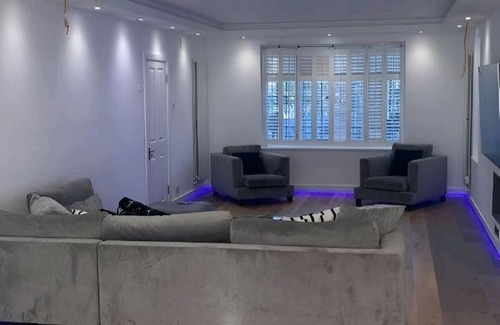 Thornton House | Great 5-Bedroom House in Thornton Road sleeps 14+ T7