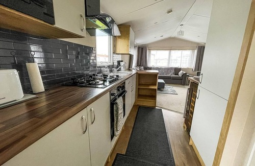 Clacton-on-Sea House | Great 6 berth caravan at Martello Beach, near Clacton-on-Sea ref 29015MV