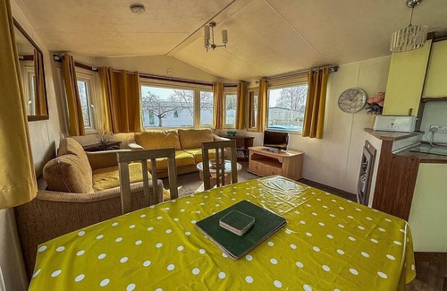 Skegness House | Great 6 berth caravan for hire at Southview Holiday Park ref 33006M