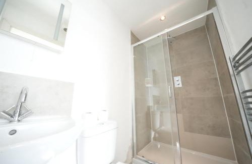Heathrow Villages House | Great Airport Sleep PRIVATE bathroom in all ROOMS