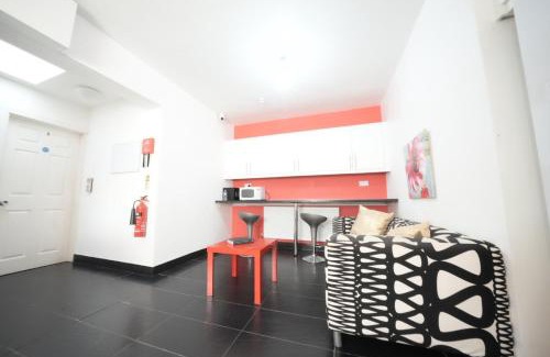 Heathrow Villages House | Great Airport Sleep PRIVATE bathroom in all ROOMS