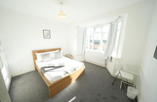 Heathrow Villages House | Great Airport Sleep PRIVATE bathroom in all ROOMS
