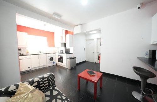 Heathrow Villages House | Great Airport Sleep PRIVATE bathroom in all ROOMS