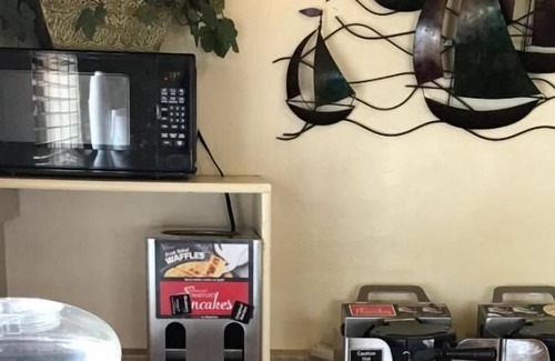 Ponderay House | Great Amenities! 2 Queen Bed Unit, Close to Recreation, Parking, Spa Tub!