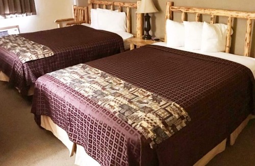 Ponderay House | Great Amenities! 2 Spacious Units, Shuttle, Laundry, Breakfast, Spa Tub!