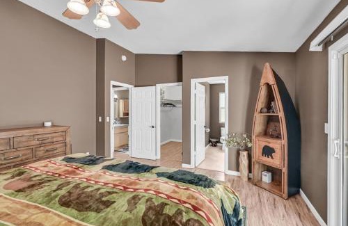 Arnold House | Great Cabin with AC Firepit Fireplace