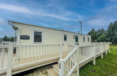 Tattershall House | Great caravan with large decking area and private hot tub, ref 95016SW