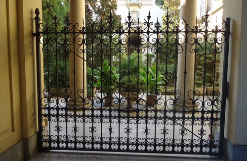Tricolore Apartment | Great CENTRAL LOCATION Luxury Comfortable Romantic APARTMENT Fully Furnished