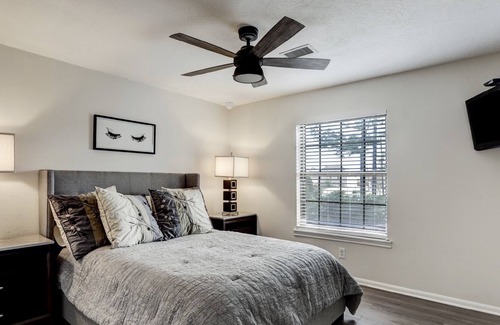 The Villages House | Great contemporary home 5 miles from Houston Galleria1003 Ridgeley