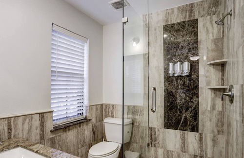 The Villages House | Great contemporary home 5 miles from Houston Galleria1003 Ridgeley