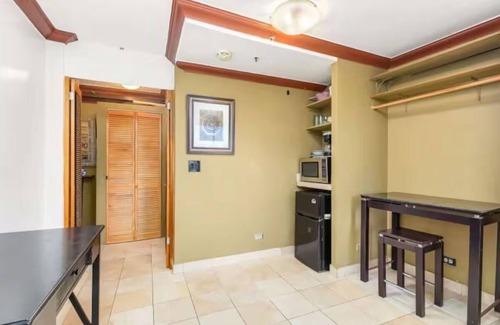 Diamond Head - Kapahulu - St. Louis Apartment | Great Corner Studio with Diamond Head & Park views, 2 mins walk to Beach!