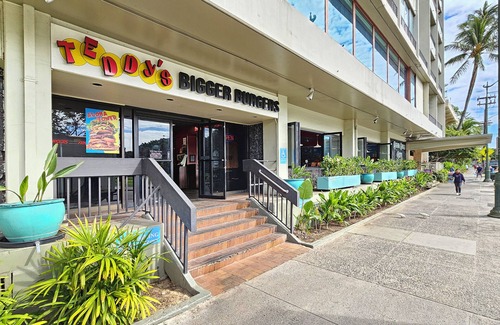 Diamond Head - Kapahulu - St. Louis Apartment | Great Corner Studio with Diamond Head & Park views, 2 mins walk to Beach!