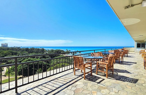 Diamond Head - Kapahulu - St. Louis Apartment | Great Corner Studio with Diamond Head & Park views, 2 mins walk to Beach!