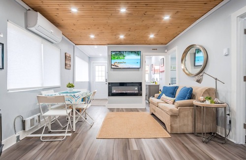 Wasaga Beach Cottage | Great cozy cottage 4 min from the beach and all amenities