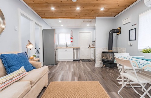 Wasaga Beach Cottage | Great cozy cottage 4 min from the beach and all amenities