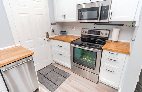 Wasaga Beach Cottage | Great cozy cottage 4 min from the beach and all amenities