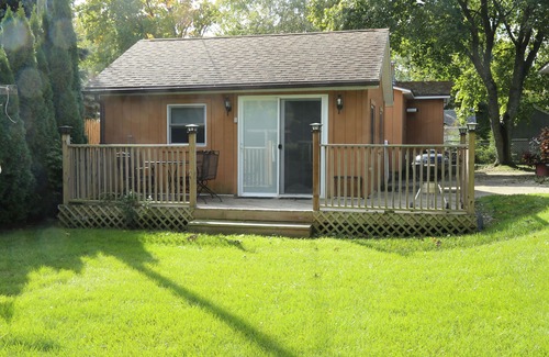 South Haven Cottage | Great Dates Available. Cute and Affordable for 2- CLOSE TO 2 BEACHES AND TOWN.