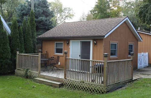 South Haven Cottage | Great Dates Available. Cute and Affordable for 2- CLOSE TO 2 BEACHES AND TOWN.
