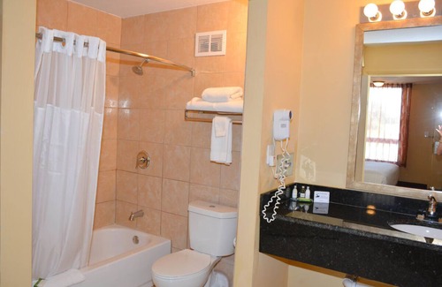 Florida Center Hotel | Great Deal! 2 Comfy Units, Close to Parks, Pool, Free Breakfast!