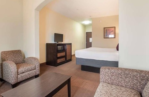 Saint Landry House | Great Deal in Knights Inn Bunkie! Pool, Free Parking On-Site, Free Breakfast