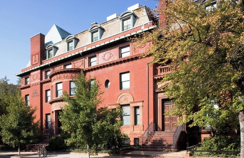 Rosslyn Apartment | Great Deal! w/Continental Bfast, Onsite Starbucks! Pets Allowed & Self Parking!