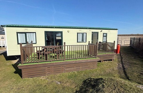 Lowestoft House | Great dog friendly caravan for hire at North Denes in Suffolk ref 40068ND