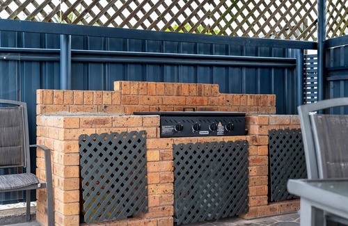 Cessnock House | Great Entertainer Heated Pool Fireplace Firepit