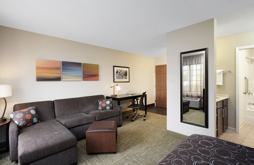 Half Day Condo | Great for Business Travel! Equipped King Suite with Pool Access + Free Breakfast