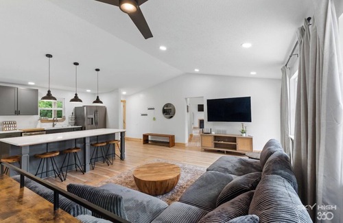 Holiday Island House | Great for Families 5 Bedrooms|FirePit|Near Eureka