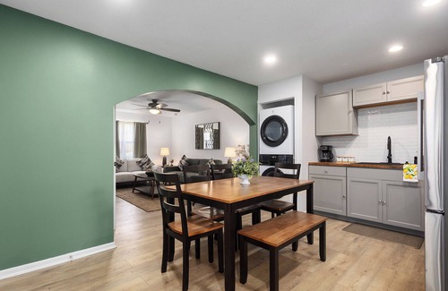 Lenexa House | Great for Families|Sleeps 10|KingBeds|WiFi