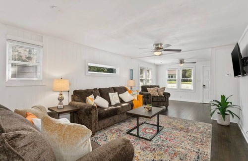 Independence House | Great for Groups Convenient Location Near Stadiums