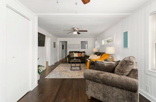 Independence House | Great for Groups Convenient Location Near Stadiums
