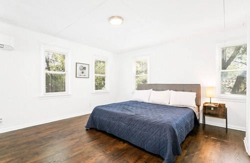 Independence House | Great for Groups Convenient Location Near Stadiums