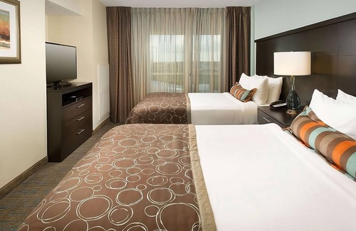 Las Colinas Hotel | Great for Groups! Full Kitchen, FREE Breakfast, Parking, Pets Allowed!