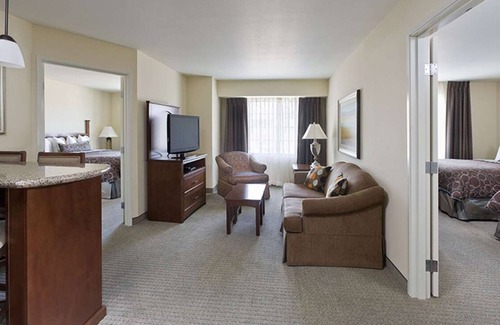 Las Colinas Hotel | Great for Groups! Full Kitchen, FREE Breakfast, Parking, Pets Allowed!