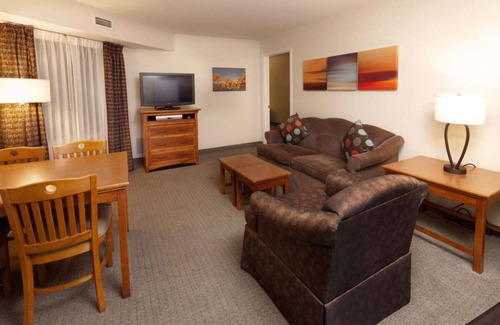 Las Colinas Hotel | Great for Groups! Full Kitchen, FREE Breakfast, Parking, Pets Allowed!