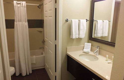 Las Colinas Hotel | Great for Groups! Full Kitchen, FREE Breakfast, Parking, Pets Allowed!