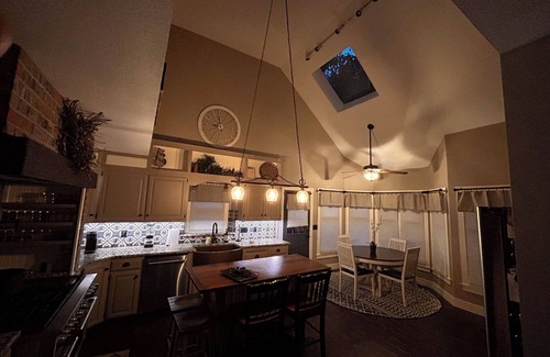 Greenwich House | Great for holiday. Large areas, Christmas Tree, Hot Tub, Fireplace, game room