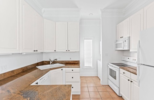 Treetop House | Great for large families/5 br house close to tram/walkable to Rosemary & Alys!