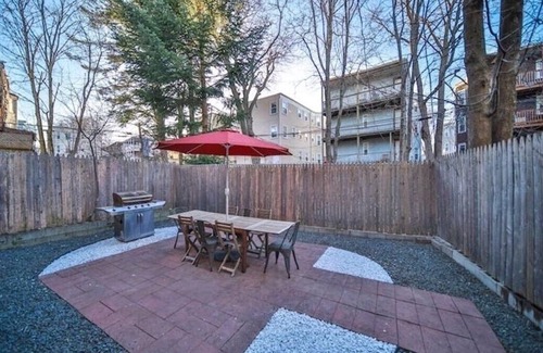 Dorchester House | Great for large group mins from DowntownBostonFenway Convention Grill Free Prkg