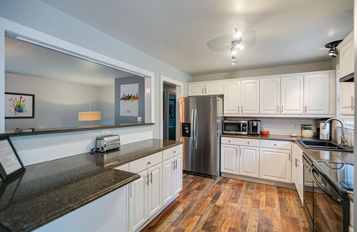 Nashville House | GREAT FOR LARGE GROUPS! Sleeps 12! CLOSE TO DOWNTOWN!