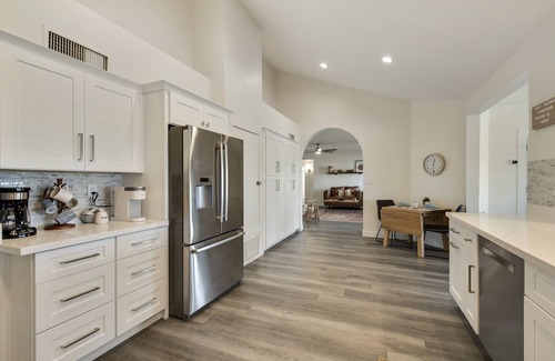 Fountain Hills House | Great for Large Families, Fountain View, Free Heated Pool, Man Cave, & Hot Tub