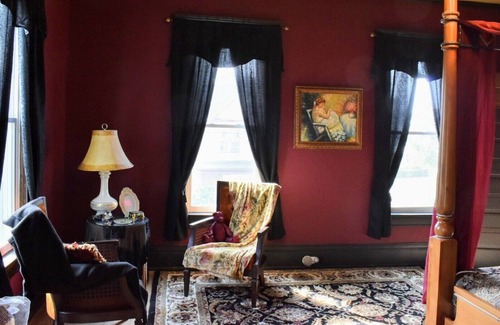 New Castle House | Great for small groups up to 6 people