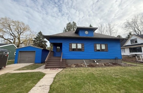 Kewaunee House | Great for weekend Getaway-Cozy 2 bedroom home 4 blocks from the beach.