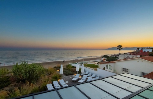 Urbanizacion Costabella House | Great front line beach villa with private pool