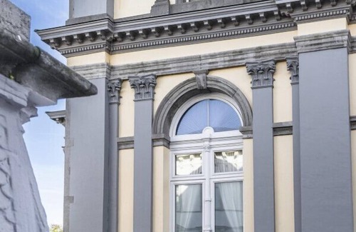 Historical Center Bruges Condo | Great Gatsby room with luxurious bath