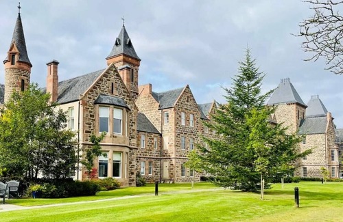 South Galson House | Great Glen Townhouse - 5 mins drive from City Centre