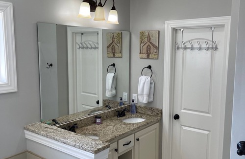 Oxford House | GREAT HOME FOR FOOTBALL GAMES AND GRADUATION! 5 MILES FROM SQUARE AND CAMPUS!