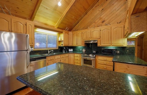 Ptarmigan Mountain House | Great House w/Huge Deck & Hot Tub by Factory Outlets & Free Shuttle 6 Ski Areas